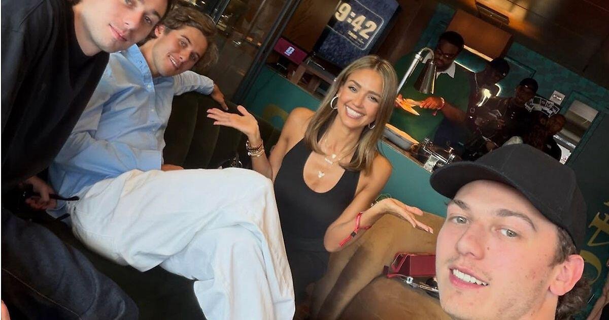 Джессика Альба выложила фото с братьями Хьюзами на финале ЧМ-2026: «Поздравляю ФИФА с захватывающим турниром»